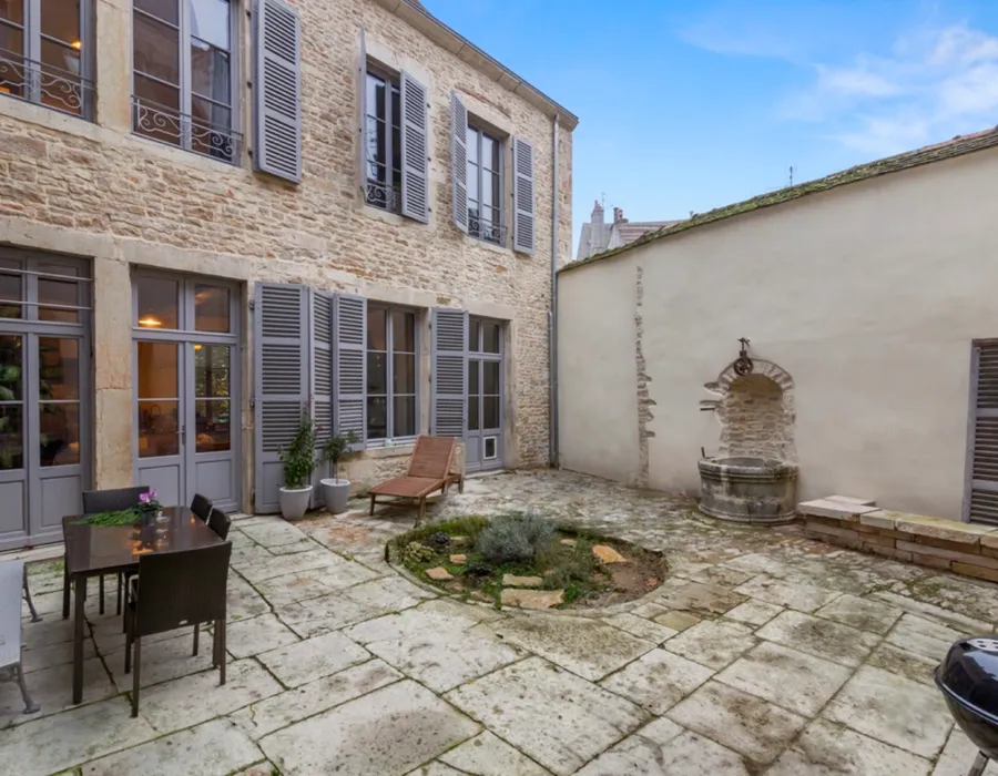 Patio de La Chanoinerie à Beaune — cour privée pour occasions spéciales