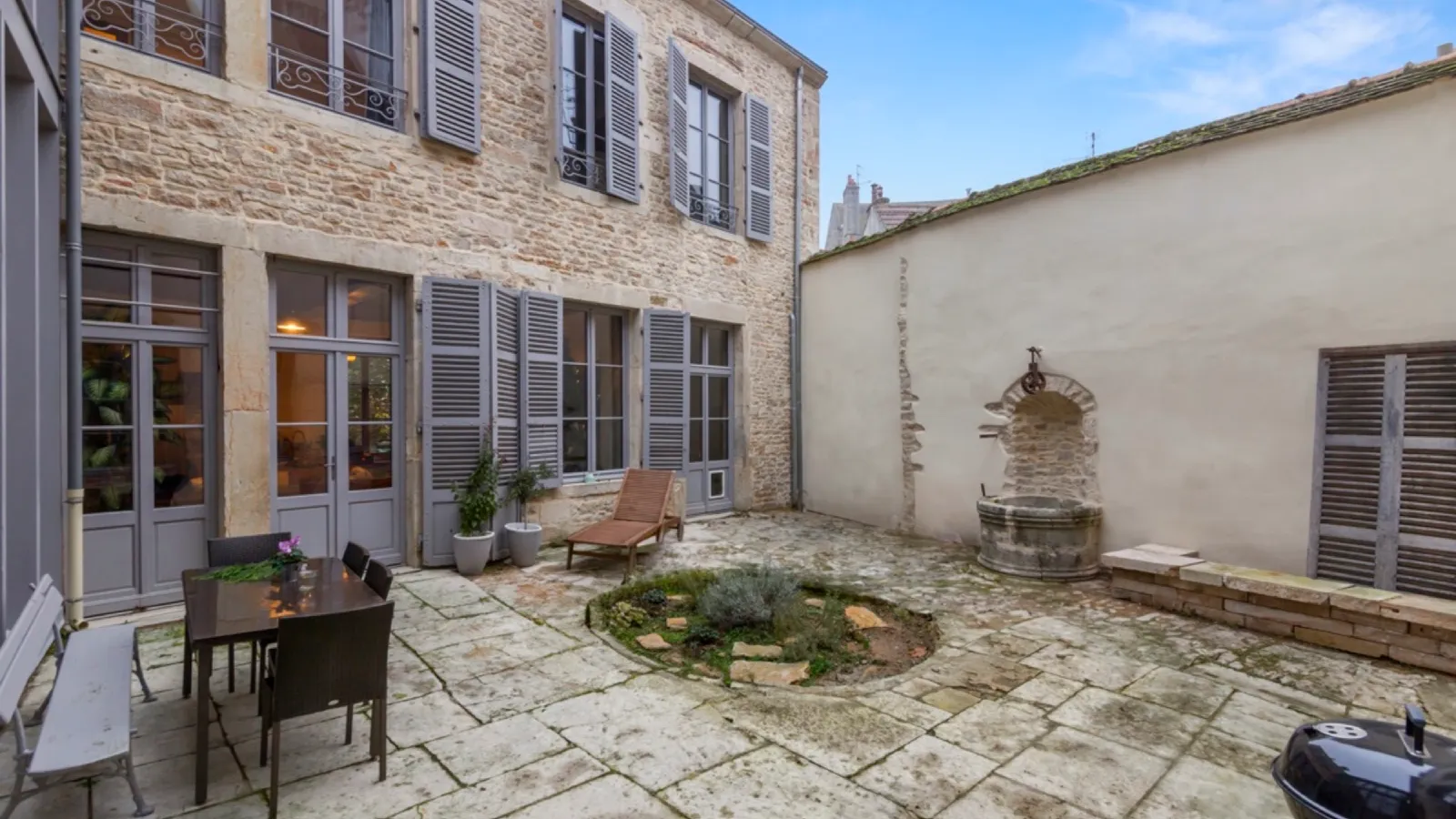 Cour privée de La Chanoinerie, barbecue et hamac, Beaune
