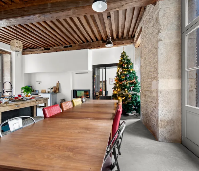 Salle à manger de La Chanoinerie, pierres apparentes et poutres, Beaune