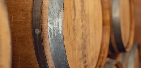 Tonneaux et barriques dans la cave du Domaine d'Aubigny